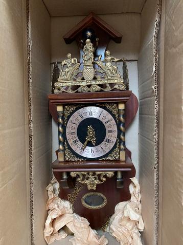 Klassieke zaanse wandklok beschikbaar voor biedingen