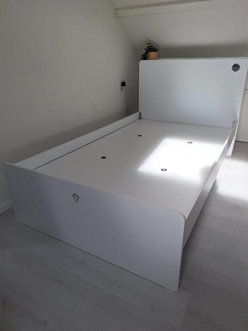 Bed vrouw/meisje 2,22 lang (wit, Huis en Inrichting, Slaapkamer | Bedden, Zo goed als nieuw, Twijfelaar, 120 cm, 200 cm, Hout