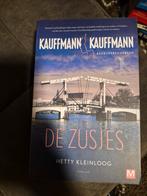 De Zusjes - Hetty Kleinloog (Kaufmann & Kaufmann Serie), Ophalen of Verzenden, Gelezen, Hetty Kleinloog, Nederland