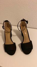 Nieuw zwarte suede open schoenen maat 36 merk Moccio, Zwart, Nieuw, Ophalen of Verzenden, Schoenen met hoge hakken