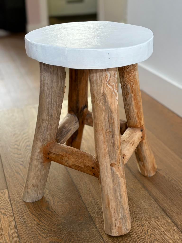 Stoere houten kruk met witte zitting, Huis en Inrichting, Ophalen, Zo goed als nieuw, Hout