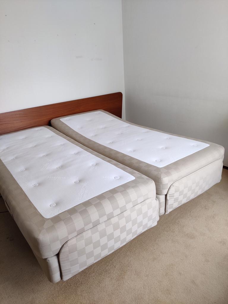 Beige/zandkl. Hastens boxspring 2x90x200cm, elektr., Huis en Inrichting, Ophalen, Gebruikt, 90 cm, Beige