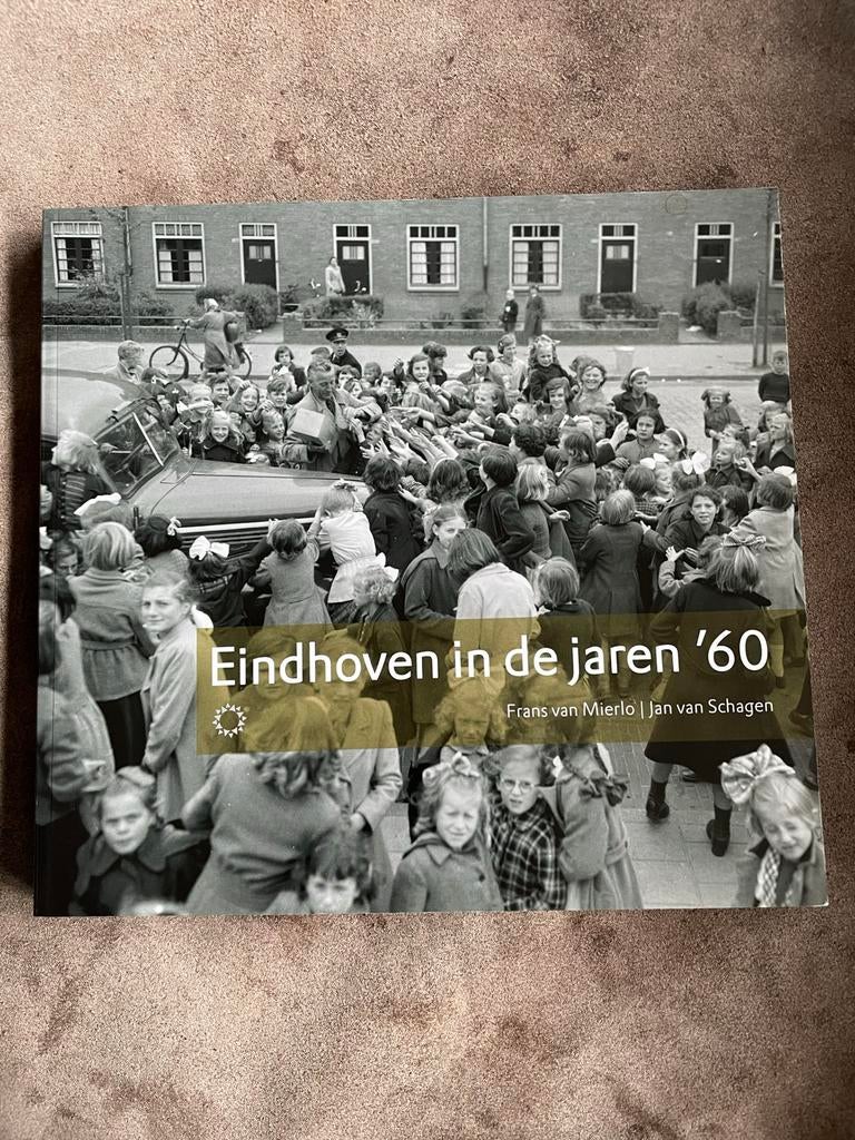 Eindhoven in de jaren '60 - Fotoboek, Boeken, Geschiedenis | Stad en Regio, Ophalen of Verzenden, 20e eeuw of later, Gelezen