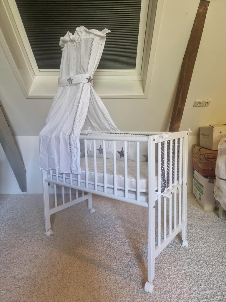 Co-sleeper en wieg 2-in-1 met wielen en schommelfunctie, Kinderen en Baby's, Babywiegjes en Ledikanten, Ophalen, Zo goed als nieuw