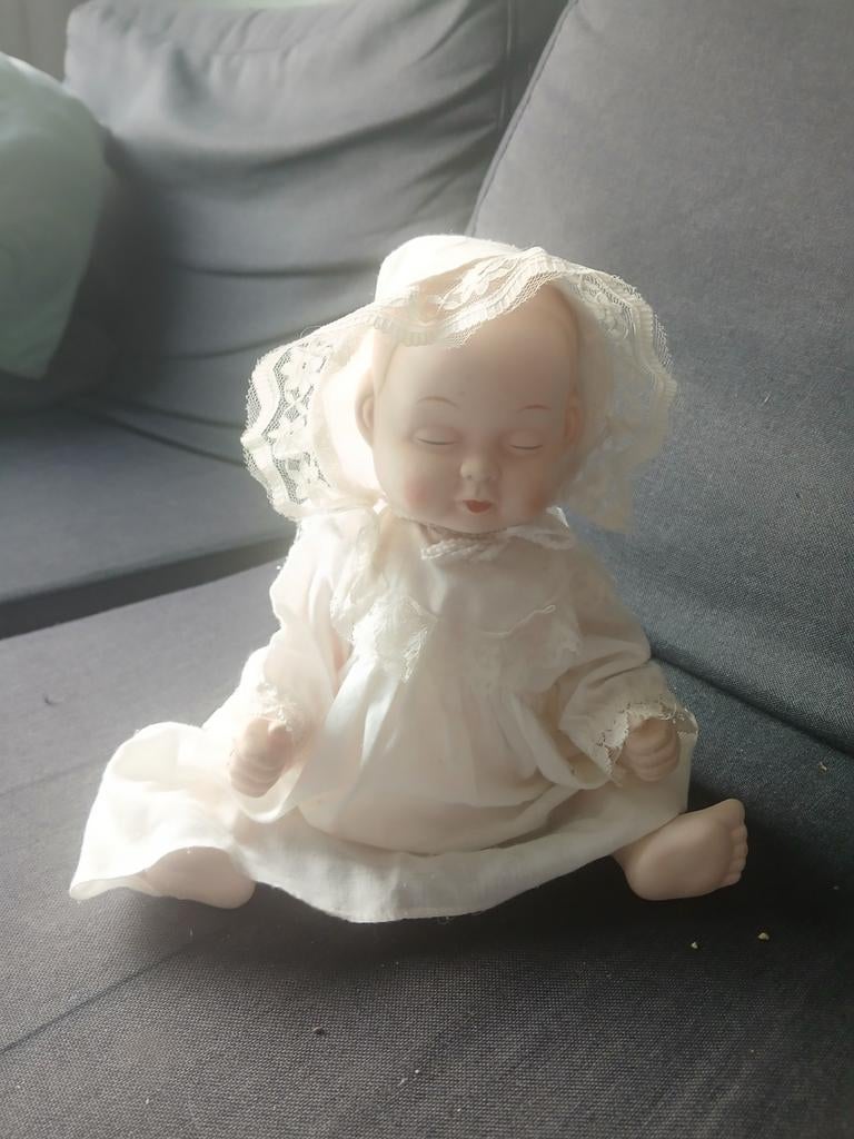 Vintage porseleinen babypop met kanten mutsje, Ophalen of Verzenden, Babypop