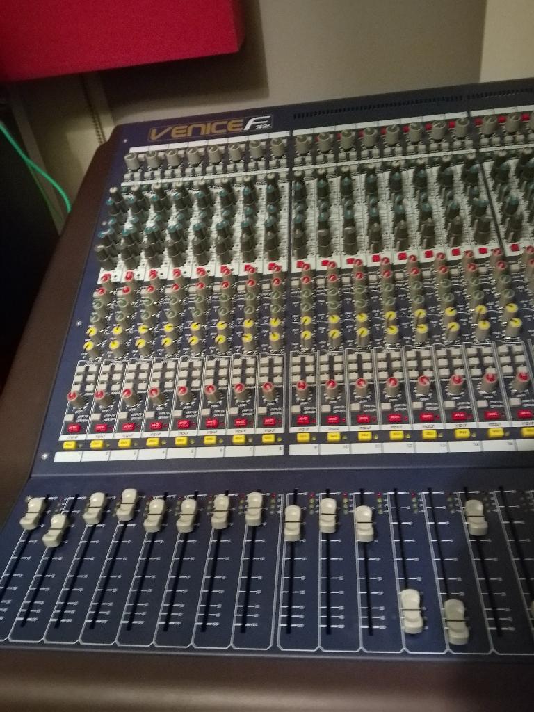 MIDAS F32 VENICE, Muziek en Instrumenten, Mengpanelen, Ophalen, Gebruikt, 20 kanalen of meer, Microfooningang