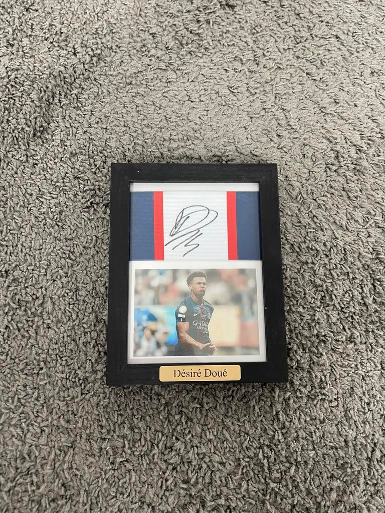 Gesigneerde aanvoerdersband Désiré Doué met foto, Verzamelen, Ophalen of Verzenden, Zo goed als nieuw, Buitenlandse clubs, Overige typen