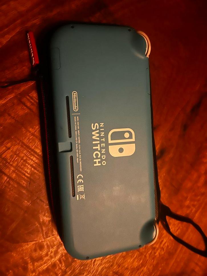 Nintendo Switch Lite Lichtblauw 32GB met hoes, Spelcomputers en Games, Spelcomputers | Nintendo Switch Lite, Nieuw, Turquoise