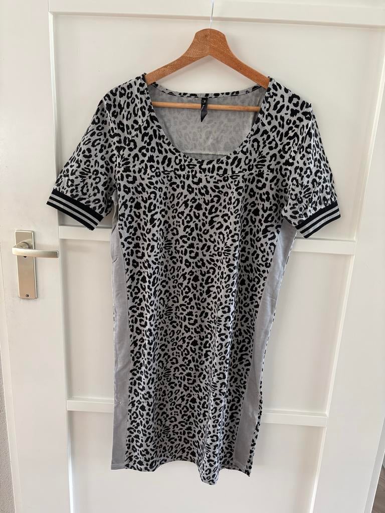Zoso jurk met panterprint, maat M, Kleding | Dames, Jurken, Maat 38/40 (M), Ophalen of Verzenden, Zo goed als nieuw, Grijs