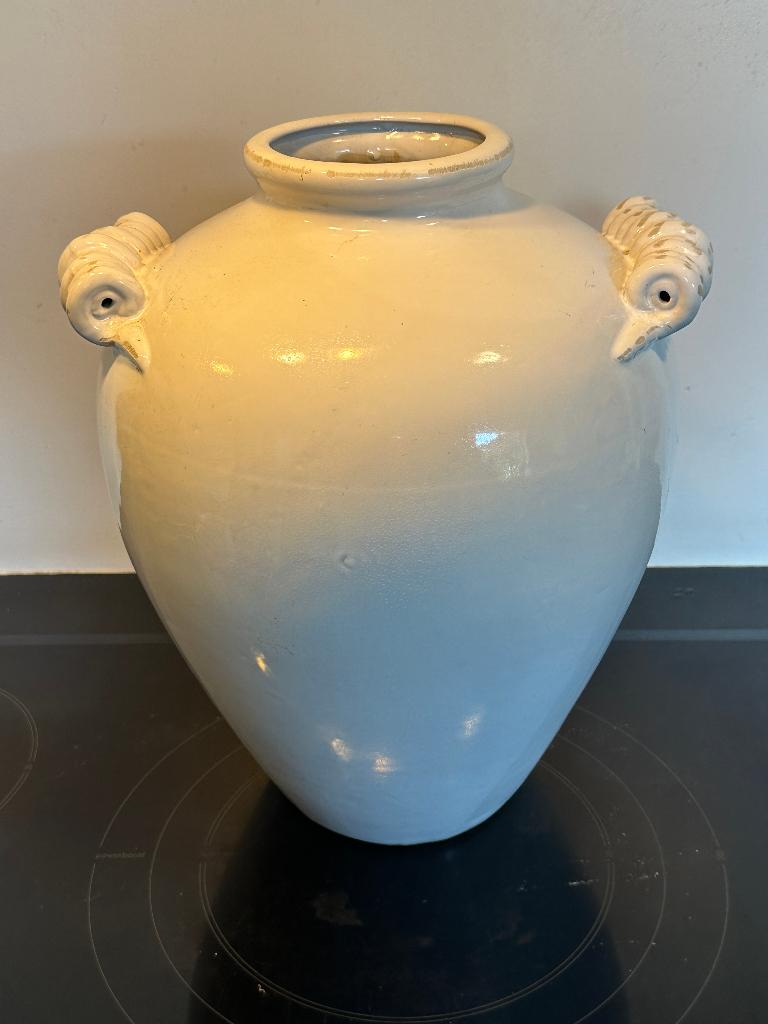 Witte vaas 2 oren plm 35cm hoog en 30cm diam over de buik, Ophalen, Wit, Aardewerk of Porselein, Zo goed als nieuw