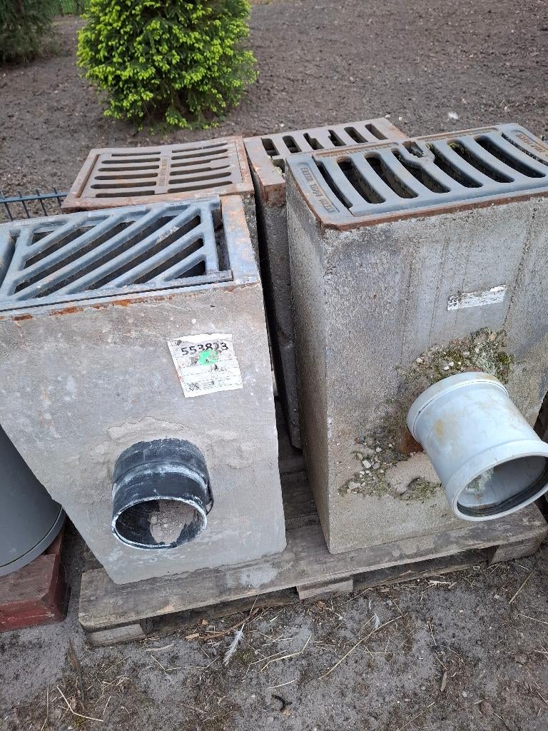 TE KOOP 4 BETONNEN STRAATKOLKEN EN 3 PVC STRAATKOLKEN, Ophalen, Gebruikt, Minder dan 2 meter, 80 mm of meer