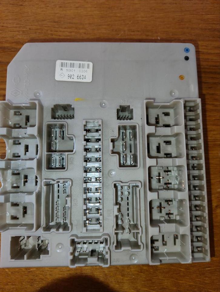 Zekeringkast Renault Modus/Clio 2004-2010 - Beschadigd, Auto-onderdelen, Elektronica en Kabels, Renault, Gebruikt, Ophalen of Verzenden