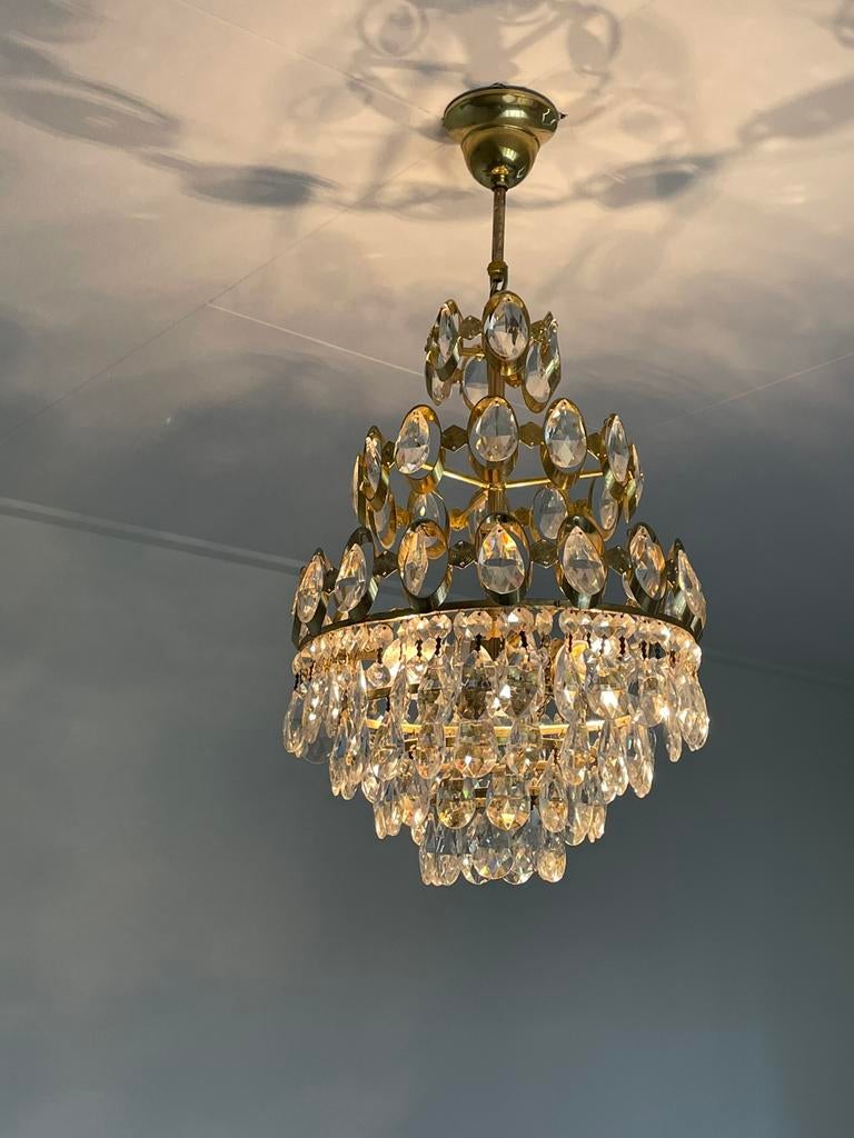 Antieke kristallen zakkroonluchter, Ophalen