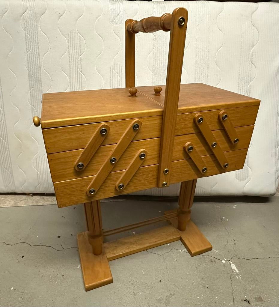 Vintage houten naaikist, Ophalen, Gebruikt