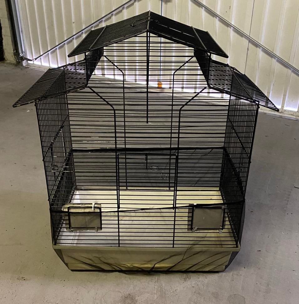 Vogelkooi zwart wit met uitschuifbare lade en net 3 deuren, Ophalen of Verzenden, Zo goed als nieuw, Aluminium, Vogelkooi