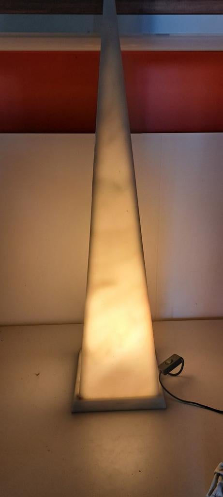 Grote piramide tafellamp, Huis en Inrichting, Lampen | Tafellampen, Ophalen of Verzenden