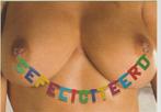 Gefeliciteerd tussen 2 blote borsten /Tepelpiercing., Verzenden, 1980 tot heden, Ongelopen, Feest(dag)