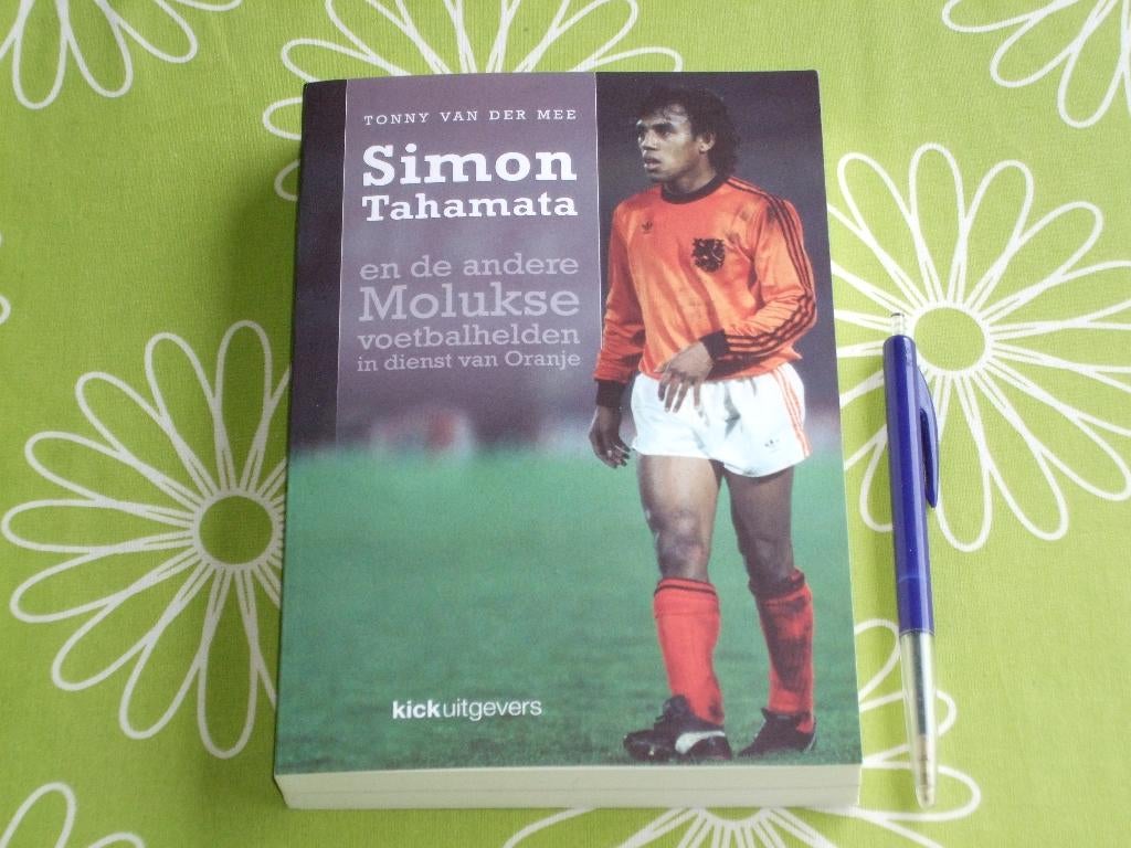 Simon Tahamata en andere Molukse voetbalhelden, Ophalen of Verzenden, Zo goed als nieuw, Balsport