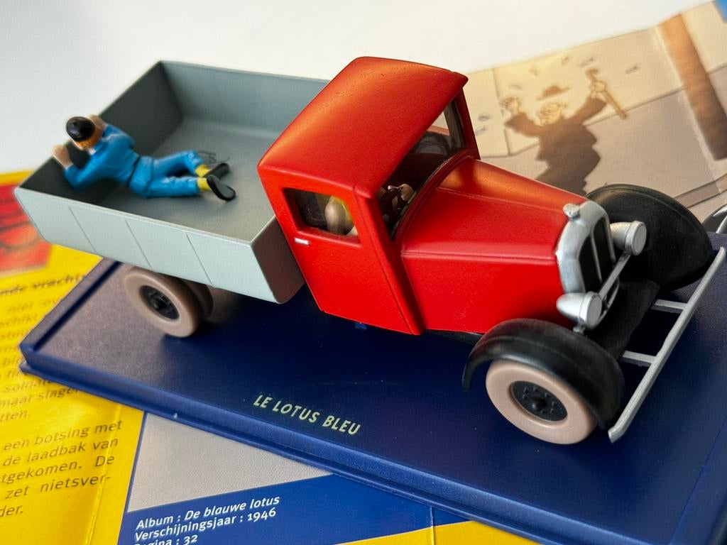 Kuifje auto 1:43 de rode vrachtwagen uit de blauwe lotus, Verzamelen, Stripfiguren, Ophalen of Verzenden, Kuifje, Zo goed als nieuw