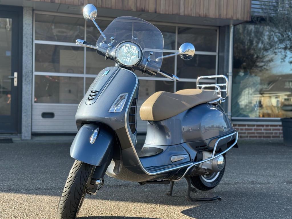 Vespa Scooter GTS 250 i.e., Van heemstraweg 86
6658kk  Beneden-Leeuwen, Scooter, Bedrijf, Desterautomotive