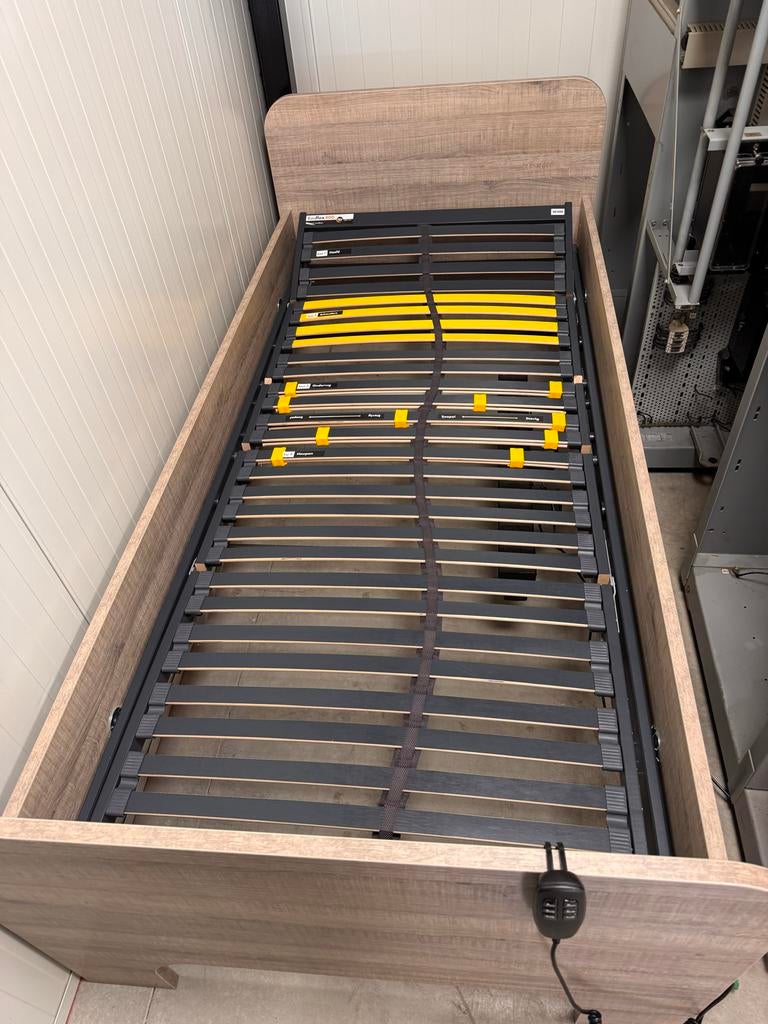 Eenpersoonsbed met elektrisch verstelbare lattenbodem, 90 cm, Eenpersoons, Bruin, Ophalen of Verzenden