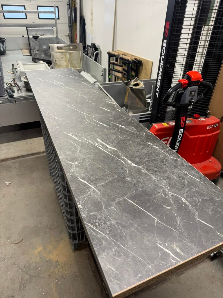 Grijs aanrechtblad met marmerlook, Huis en Inrichting, Keuken | Keukenelementen, Gebruikt, Ophalen of Verzenden, 200 cm of meer