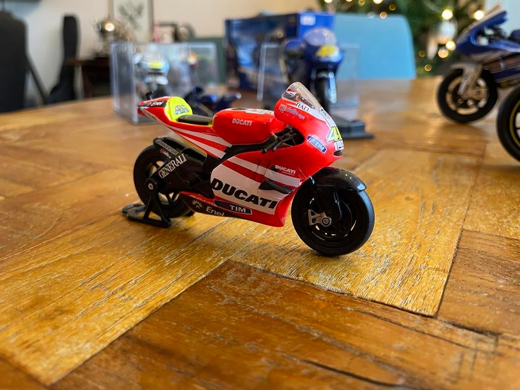Valentino Rossi Ducati schaalmodel 2011 - Schaal 1:24, Overige merken, Gebruikt, Ophalen of Verzenden, Groter dan 1:32