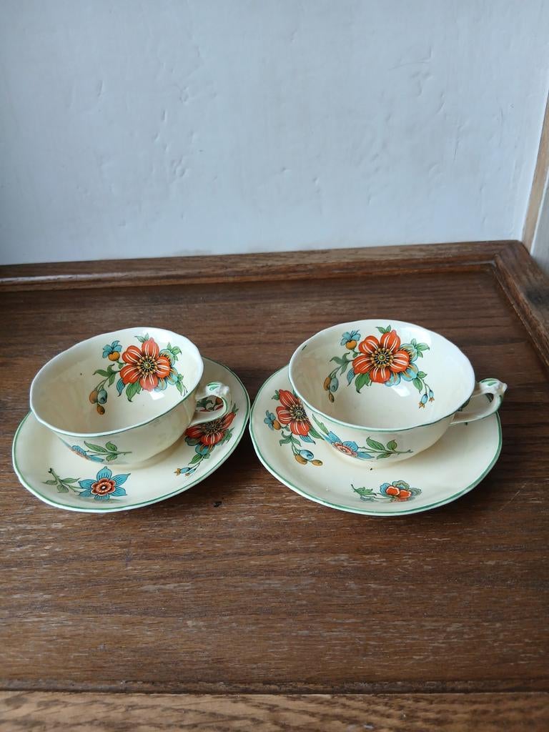 Twee kop en schotels met bloemmotief, Ophalen of Verzenden