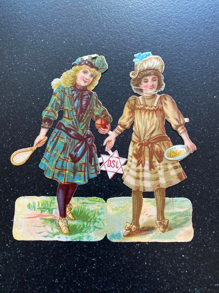 Vintage papieren poppen met sportieve en elegante kleding, Ophalen of Verzenden, Overige figuren, Gebruikt, Beeldje of Figuurtje