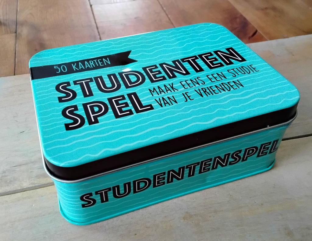Studentenspel - blik met vragenkaartjes - nieuw (blik heeft, Hobby en Vrije tijd, Gezelschapsspellen | Overige, Ophalen of Verzenden