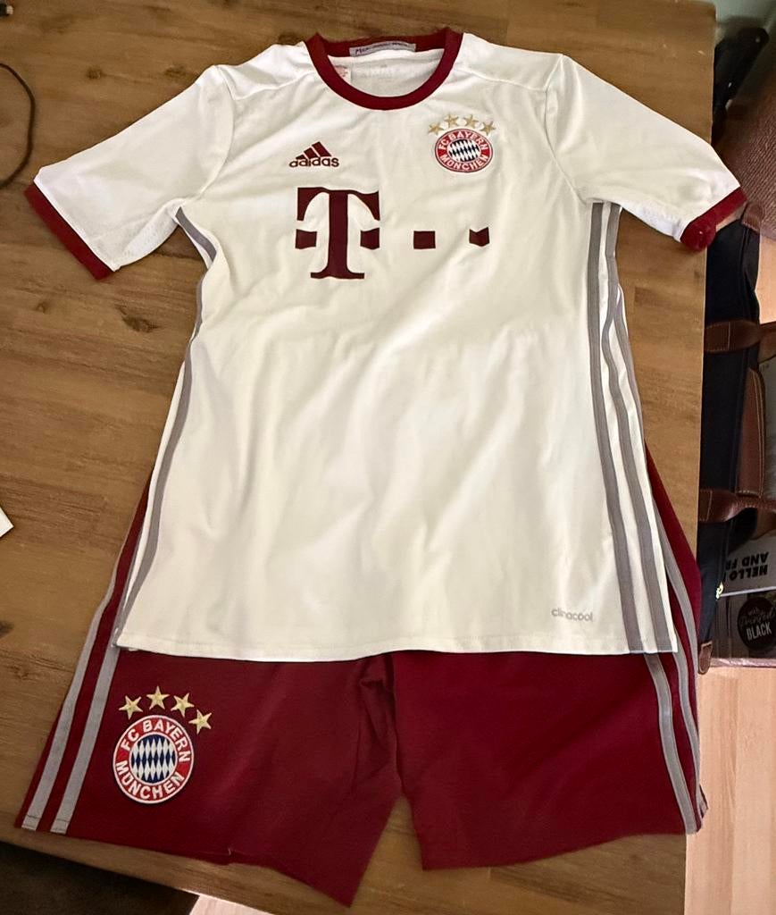 Bayern München tenue maat 176, Sport en Fitness, Voetbal, Maat XS of kleiner, Ophalen of Verzenden, Zo goed als nieuw, Set