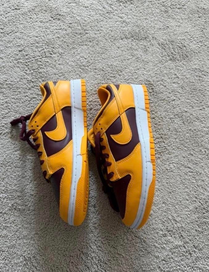Nike Dunk Low Retro University Gold NIEUW IN DE DOOS, Kleding | Heren, Schoenen, Ophalen of Verzenden, Nieuw, Overige kleuren