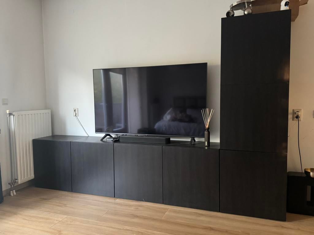 Zwart/bruine Ikea Besta kasten met wijn indeling, Huis en Inrichting, Kasten | Televisiemeubels, Gebruikt, 150 tot 200 cm, 25 tot 50 cm