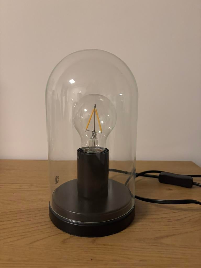 Tafellamp met glazen stolp Ikea, Huis en Inrichting, Lampen | Tafellampen, Ophalen of Verzenden, Zo goed als nieuw, Minder dan 50 cm