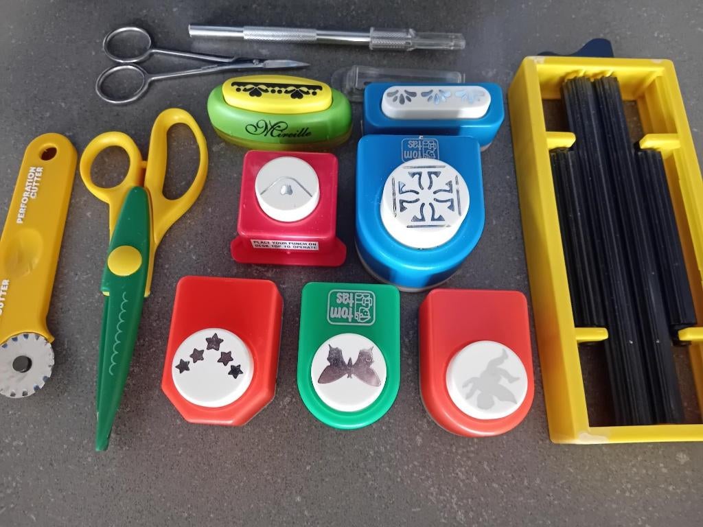 hoek- en rand ponsen , kartelschaar, ribbelapparaatje e.d., Ophalen of Verzenden, Zo goed als nieuw, Overige thema's, Pons of Mal