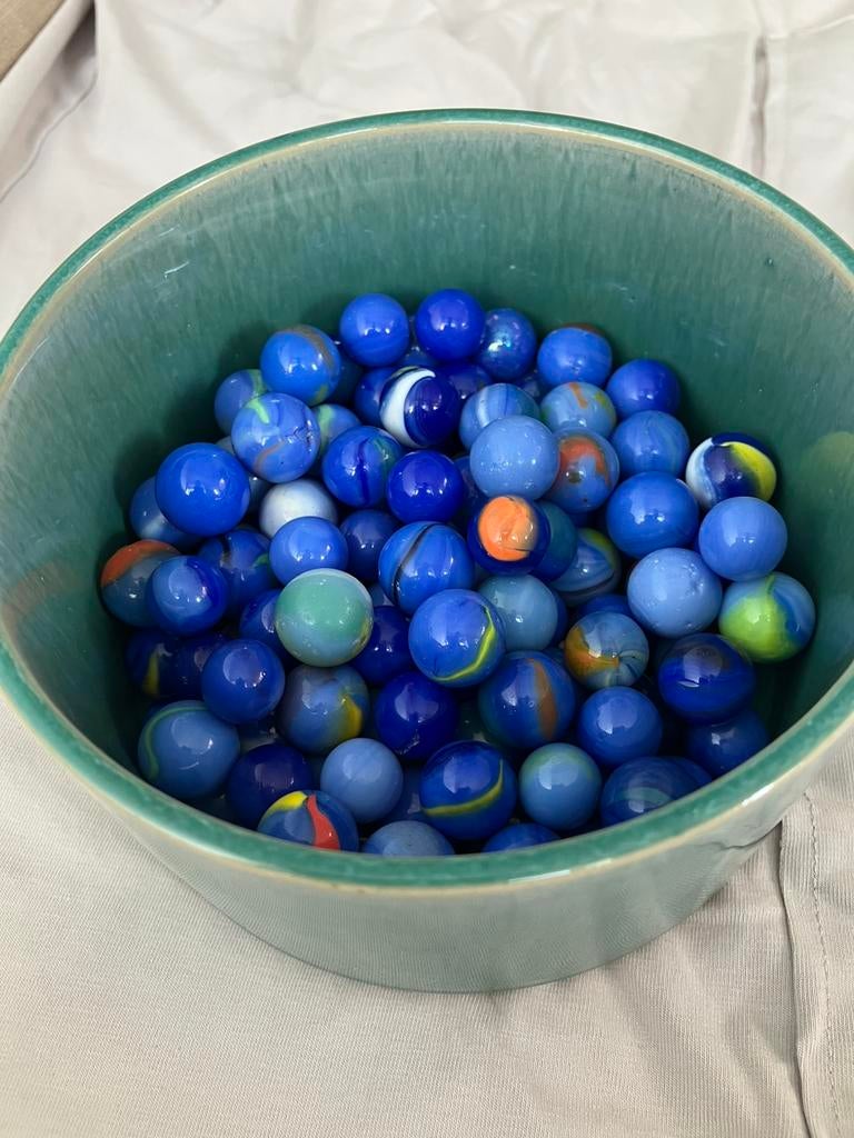 Een verzameling blauwe knikkers, Ophalen of Verzenden, Gebruikt, Jongen of Meisje