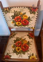 Vintage Stoel. Bloemenbekleding. Retro., Ophalen