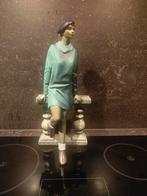 Enesco Piazza beeldje: Yes, Its Me Elegante vrouw met baret, Verzamelen, Ophalen of Verzenden, Zo goed als nieuw, Mens