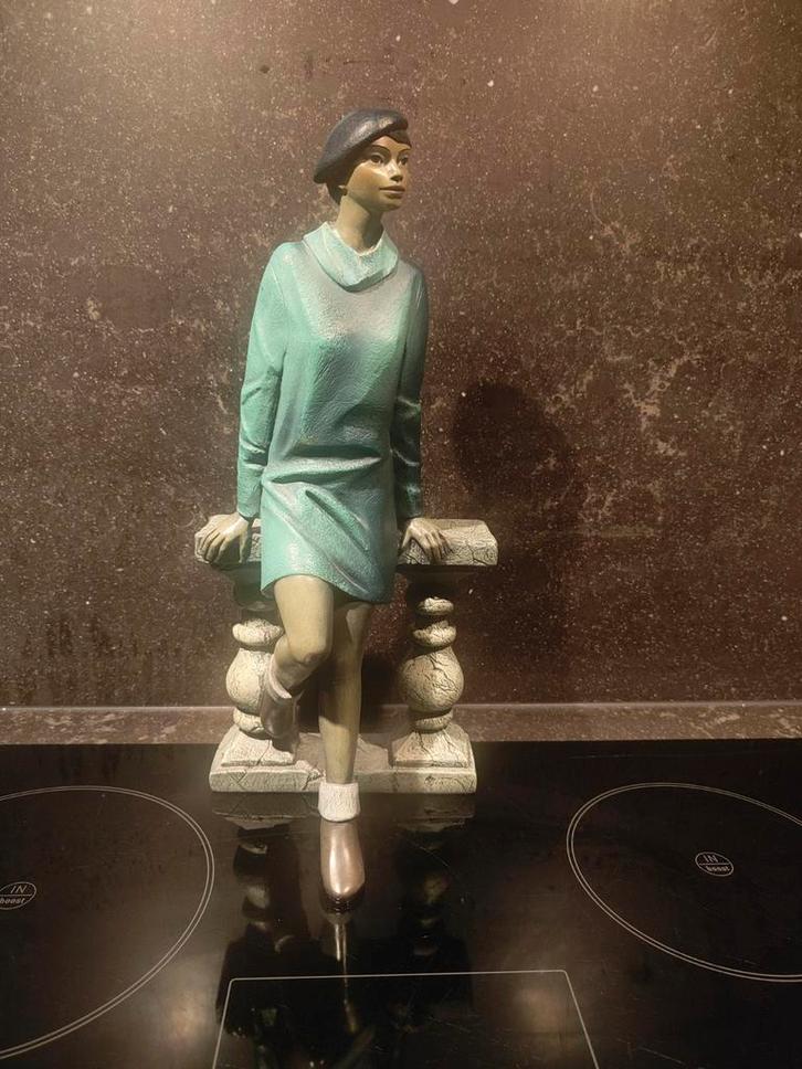 Enesco Piazza beeldje: Yes, Its Me Elegante vrouw met baret, Verzamelen, Beelden en Beeldjes, Zo goed als nieuw, Mens, Ophalen of Verzenden