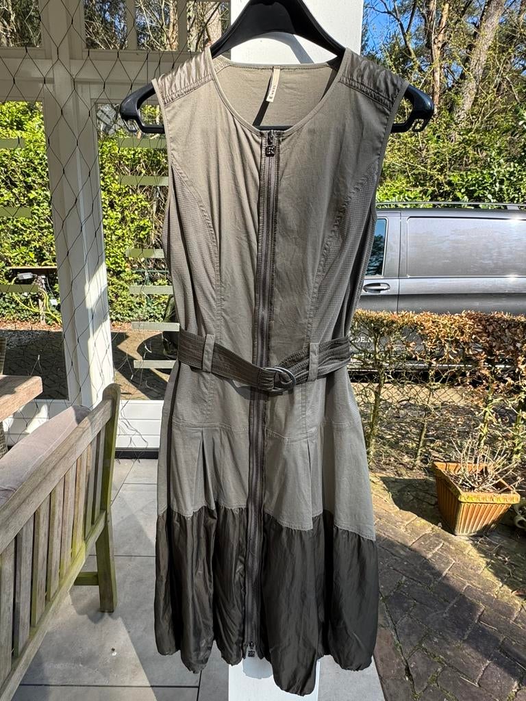 Prachtig jurkje van Indies. (Olijf) groen, maat S /38, Kleding | Dames, Jurken, Zo goed als nieuw, Maat 38/40 (M), Groen, Knielengte