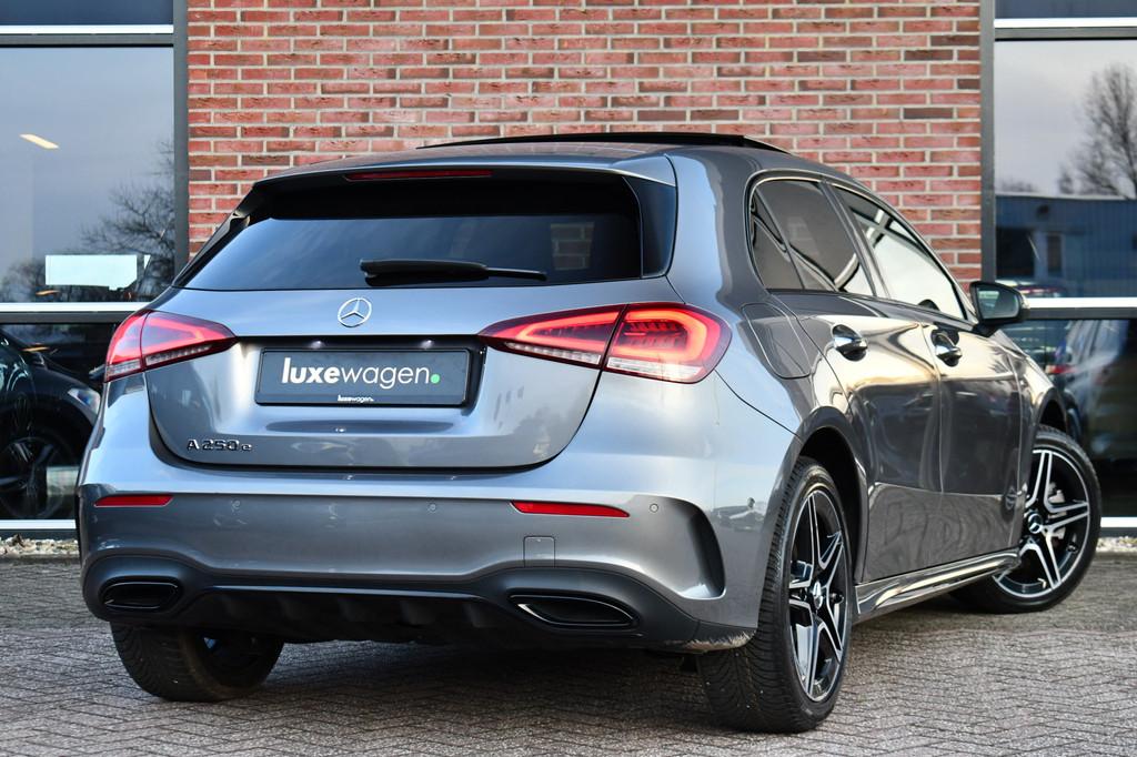 Mercedes-Benz A-Klasse 250 e AMG Pano Distronic Night Carpla, Auto's, 12 maanden, Gebruikt, Zwart, 15 kWh