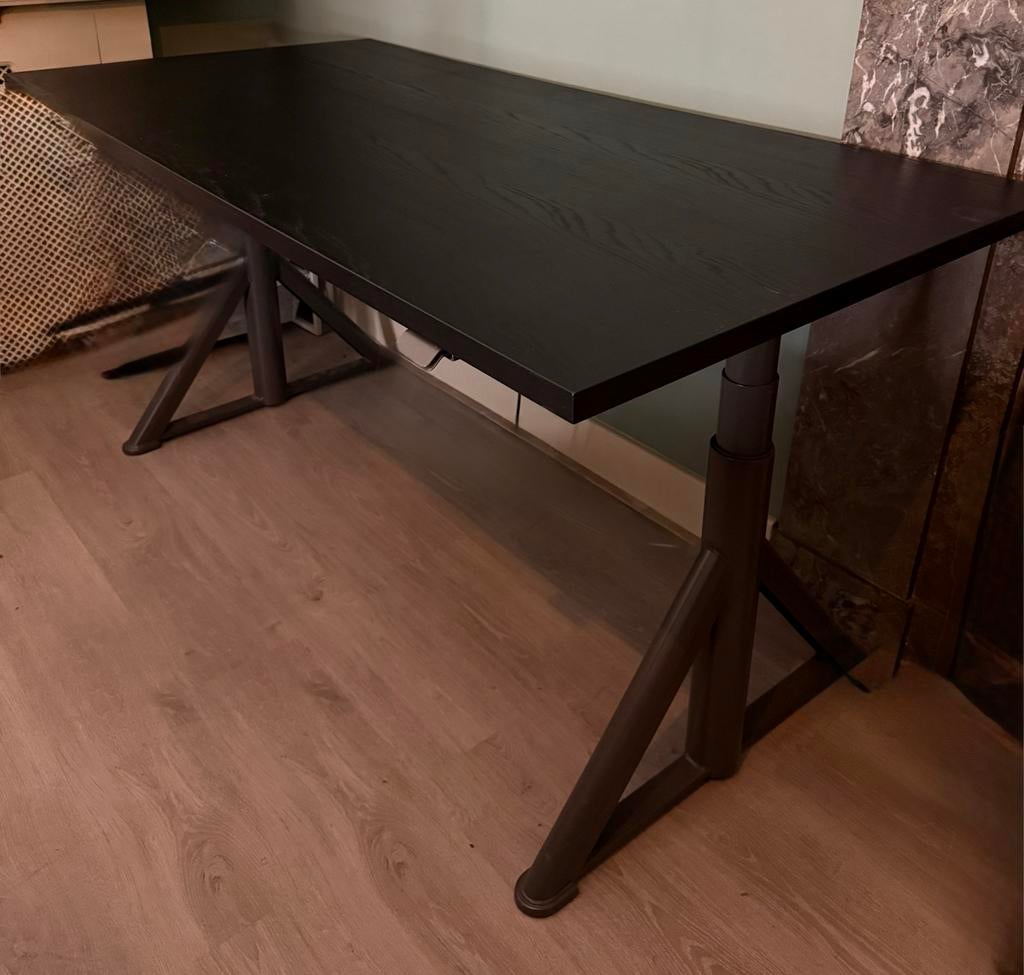 IKEA Idåsen bureau - Zwart, in hoogte verstelbaar, Huis en Inrichting, Bureaus, Ophalen, Elektrisch, Spaanplaat of MDF, Zo goed als nieuw