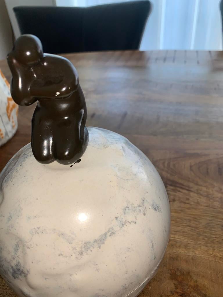 Uniek beeld van Cory Ammerlaan - Vrouw op bol, Ophalen of Verzenden, Overige materialen, Beeld, Modern