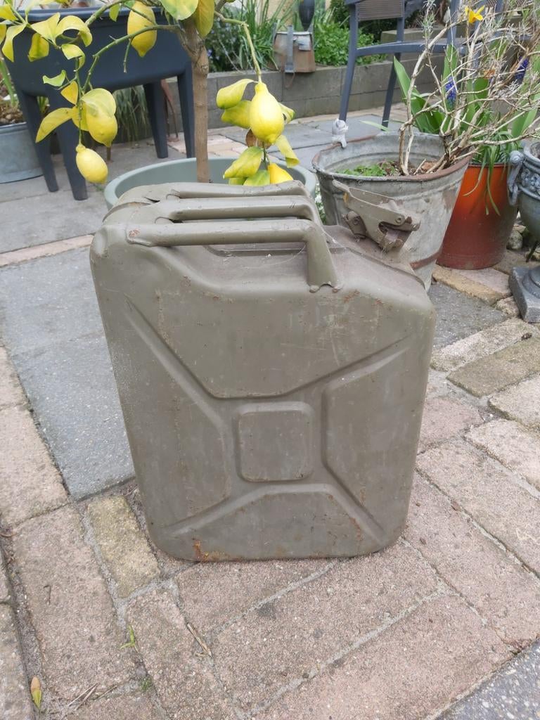 Oude benzine jerrycan leger uit 1973 - KL, Ophalen, Gebruikt