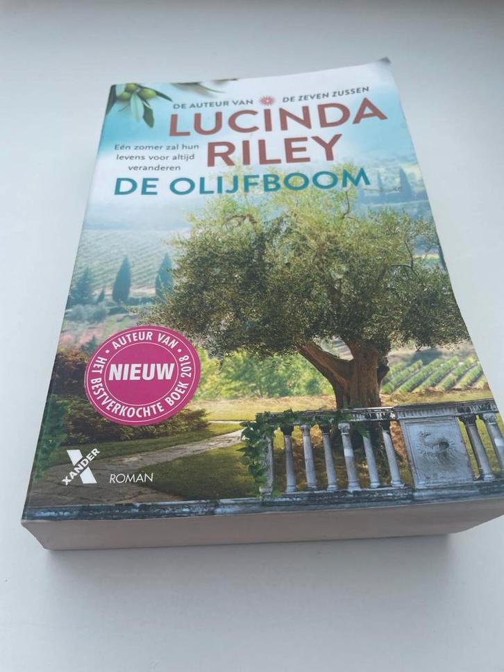 De Olijfboom - Lucinda Riley (Roman), Boeken, Romans, Gelezen, Europa overig, Ophalen of Verzenden