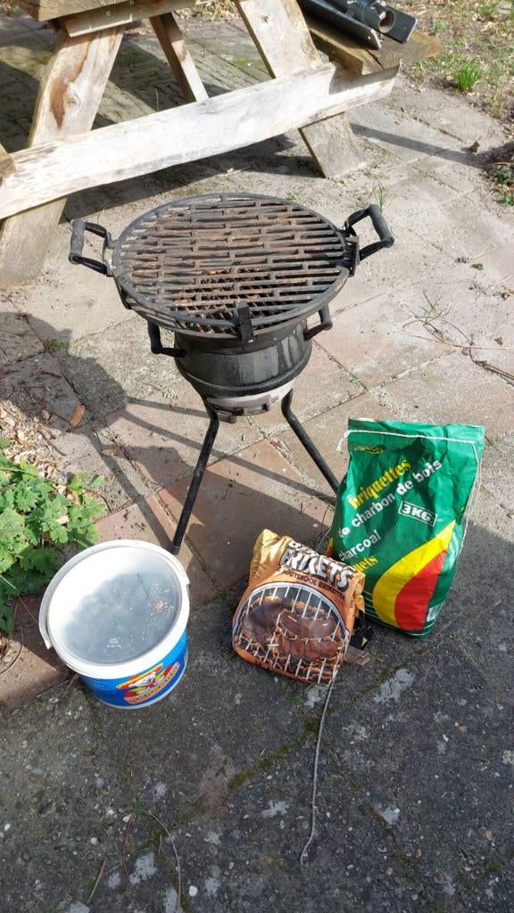 GRATIS Houtskoolbarbecue met briketten en houtskool, Tuin en Terras, Houtskoolbarbecues, Gebruikt, Met accessoires, Ophalen
