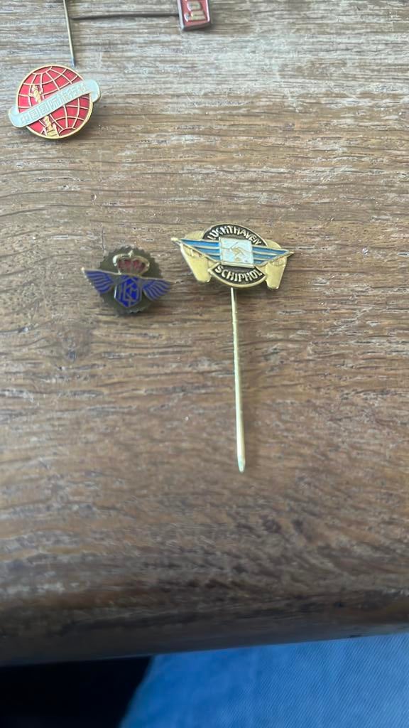 Speldje en pin  KLM pin & luchthaven schiphol speldje, Ophalen of Verzenden, Zo goed als nieuw