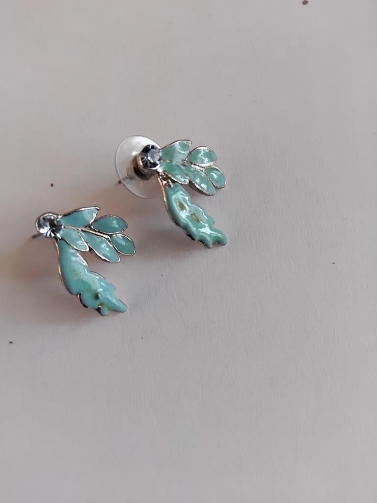 Elegante oorstekers met bladmotief en strass, Ophalen of Verzenden