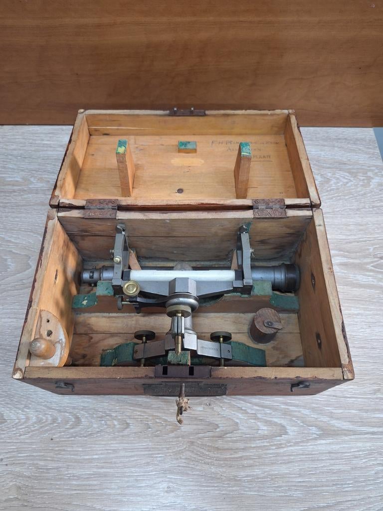 Antiek nivelleerinstrument / waterpas – Ahrend no. 6521, Antiek en Kunst, Ophalen of Verzenden