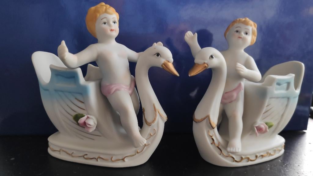 2 Jardinières zwaanslee met Putti, li.+re. Bisque porselein, Ophalen of Verzenden, Zo goed als nieuw, Religie